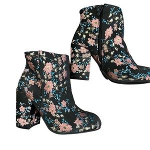 Torrid Chunky Brocade Embroidered Floral Zip Ankle Boots size 10W